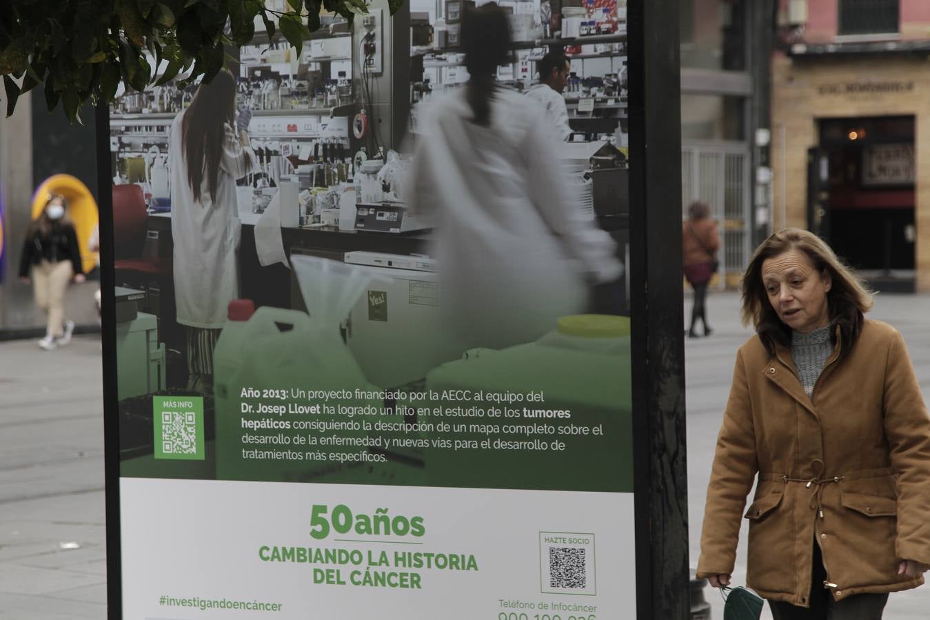 Se inaugura en la avenida de la Constitución de Sevilla una exposición sobre el cáncer